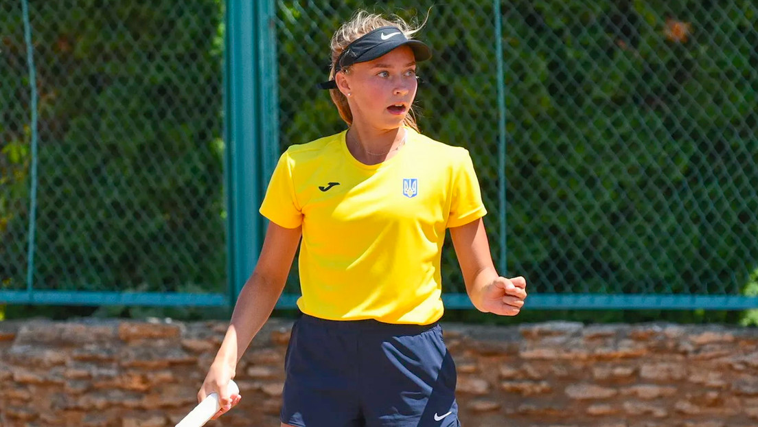 "Fue un error y se arrepiente": tenista ucraniana de 16 años da la mano a su rival rusa y su padre se disculpa