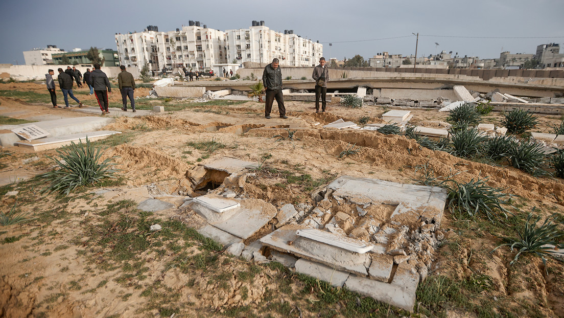 "Ni siquiera los muertos descansan en paz": Denuncian que Israel profanó al menos 16 cementerios en Gaza