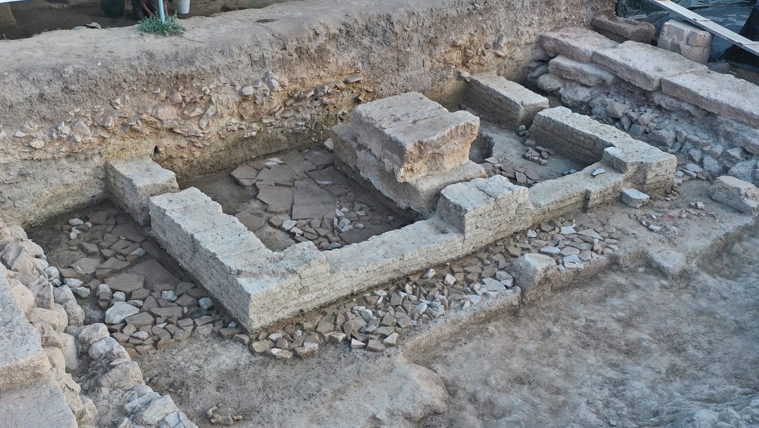 FOTOS: Un antiguo templo con tesoros de oro y joyas es desenterrado en Grecia