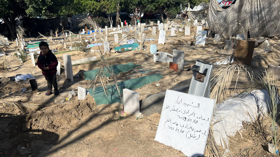 VIDEO: El patio de un hospital de Gaza, convertido en un cementerio tras los ataques de Israel