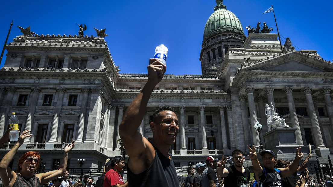 "Los derechos no se venden": sindicatos de Argentina rechazan el decreto de Milei en un masivo acto