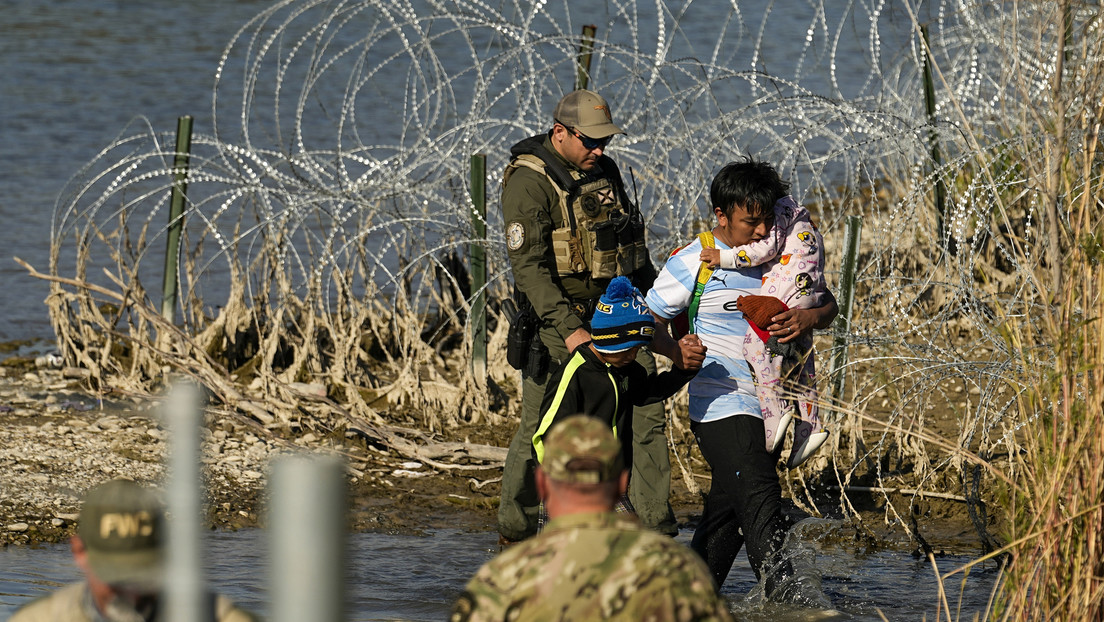 Texas desafía a Washington y rechaza retirar el alambre de púas en su frontera con México