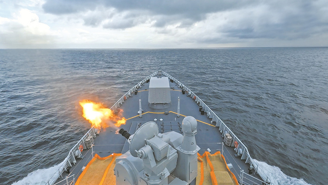 La Marina de China realiza ejercicios con fuego real imitando una situación de guerra