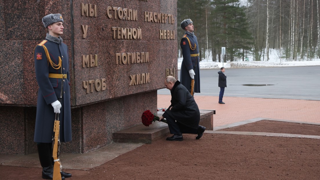 Putin deposita flores en un monumento en el 80.º aniversario del levantamiento del sitio de Leningrado