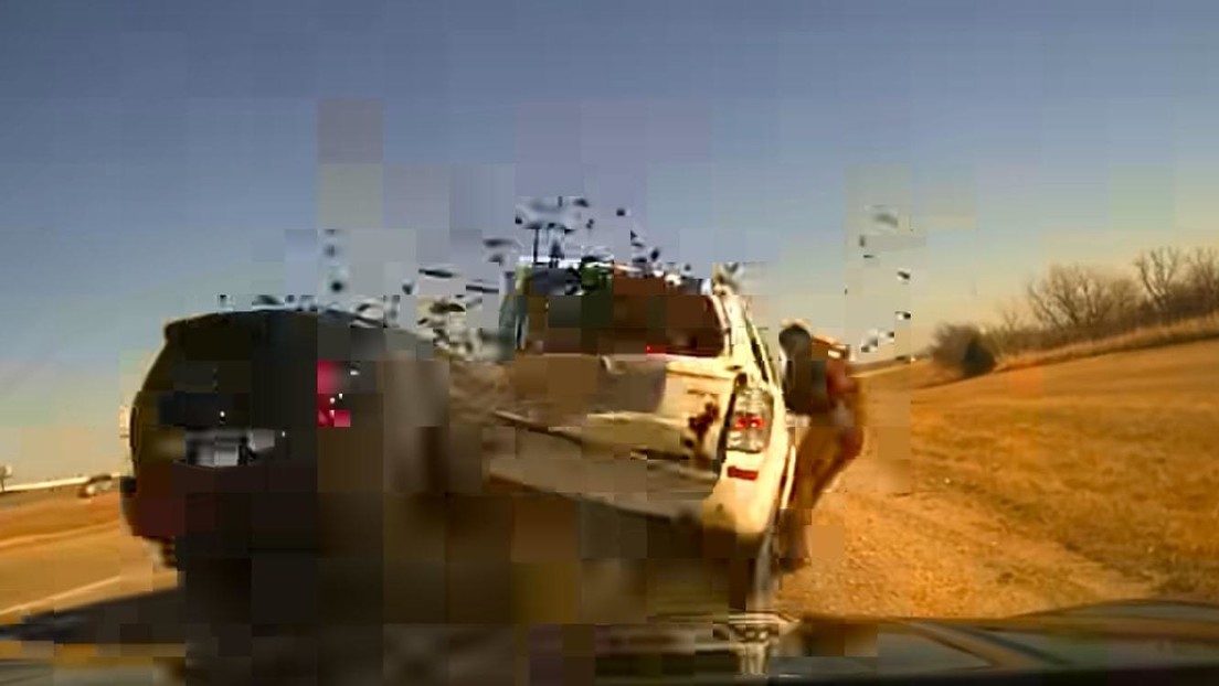 Un vehículo embiste violentamente a gran velocidad a un policía durante un control de tránsito