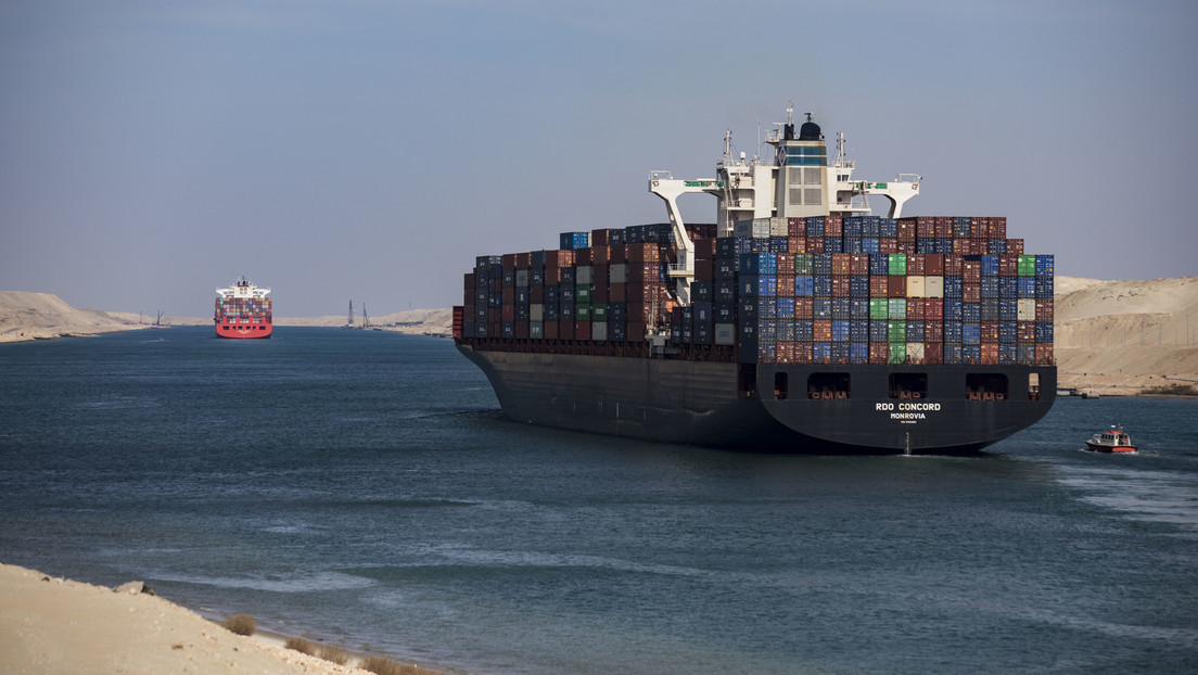 El transporte de mercancías a través del canal de Suez cae un 45 % por la crisis en el mar Rojo