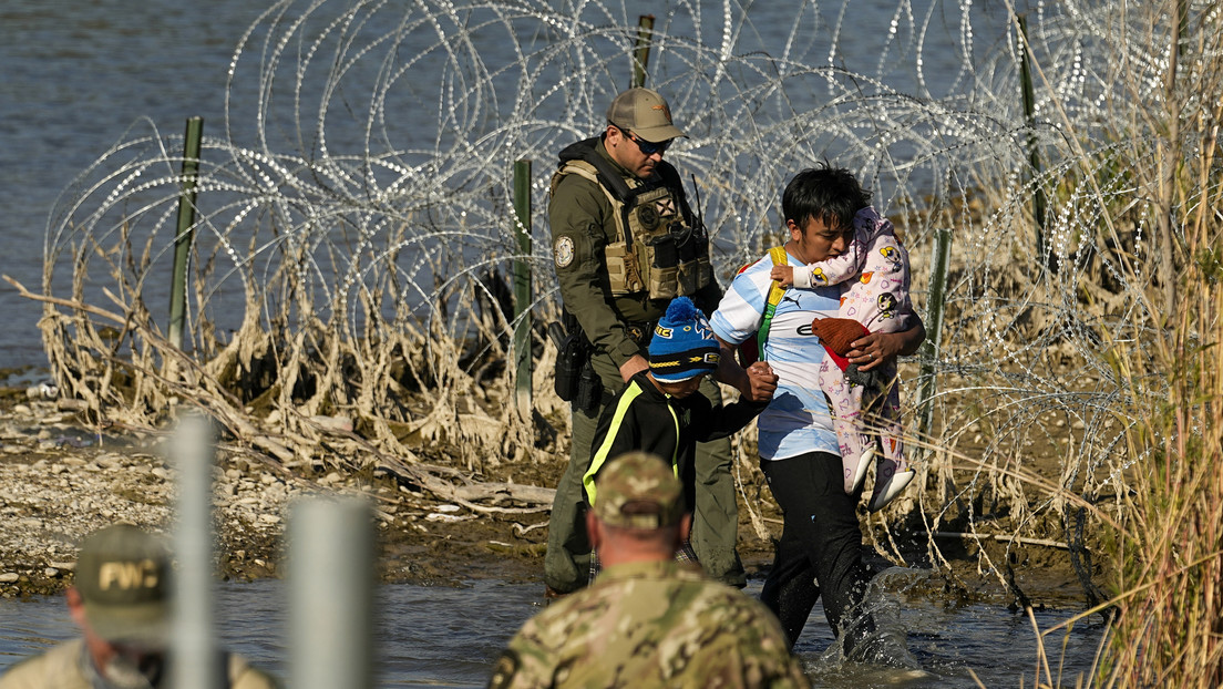 Gobernador de Texas: "Nuestra misión de traslado de migrantes continuará hasta que Biden asegure la frontera"