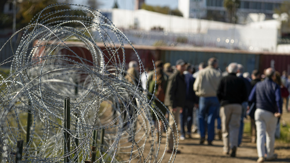 Encuesta: El 69 % de votantes potenciales apoya el derecho de Texas a levantar barreras en su frontera con México