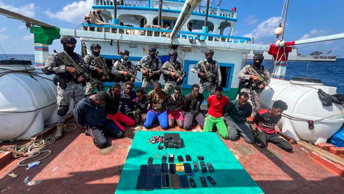 La Armada de la India rescata un barco pesquero retenido por piratas somalíes