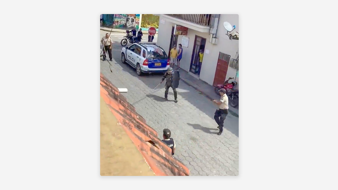 VIDEO: Hombre vestido de samurái y con catana en mano intenta agredir a la Policía en Ecuador