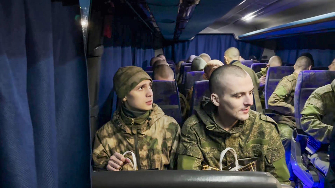Rusia y Ucrania canjean a casi 400 prisioneros de guerra