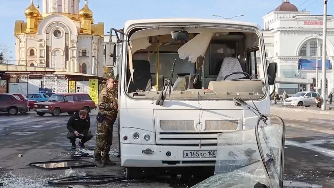 Automóvil, edificios y un autobús: Kiev lanza municiones sobre Donetsk dejando víctimas
