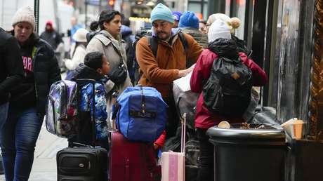 Nueva York Impone Un Toque De Queda A 1.900 Migrantes - RT