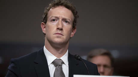 Un país europeo evalúa prohibir a sus funcionarios usar Facebook-idesotv-noticias-ica Mark Zuckerberg pide disculpas a las familias por los daños causados por las redes sociales