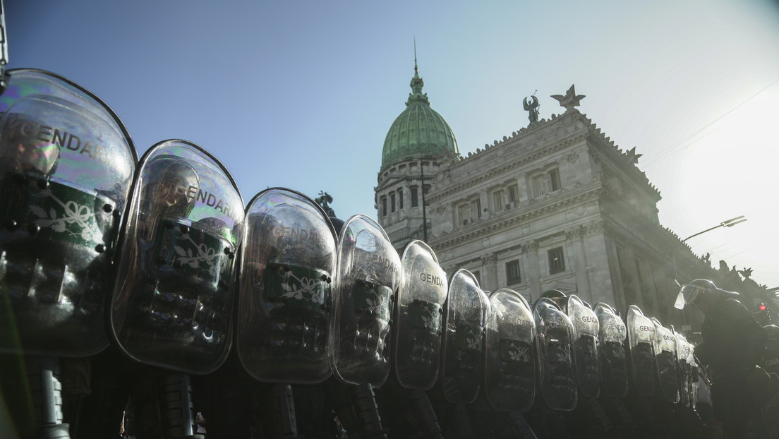 Un gendarme argentino luce en su chaleco el logo de la viborita libertaria, pese a que está prohibido (FOTO)