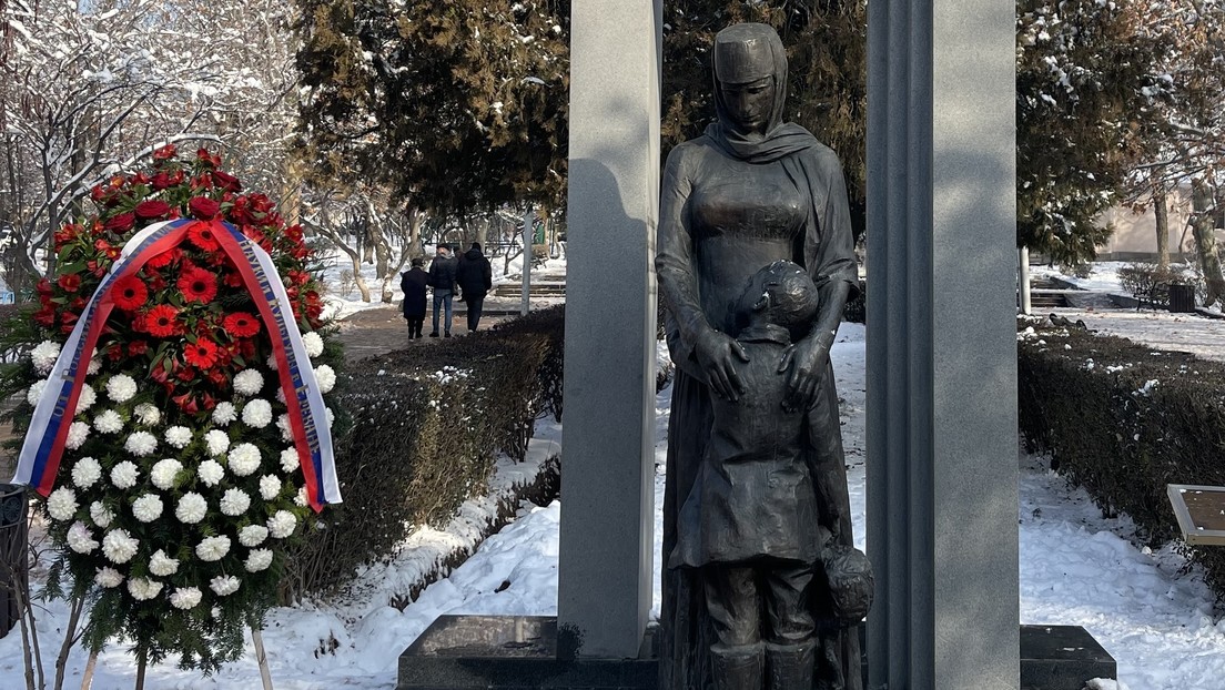 Acusan de incitar al odio a un hombre en Armenia que profanó la bandera rusa en el memorial a los niños del sitio de Leningrado