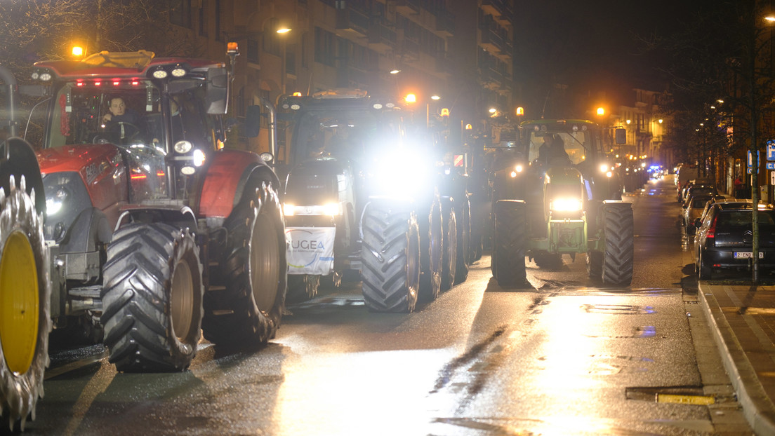 Agricultores españoles se suman a la tractorada con la que el campo europeo protesta en Bruselas