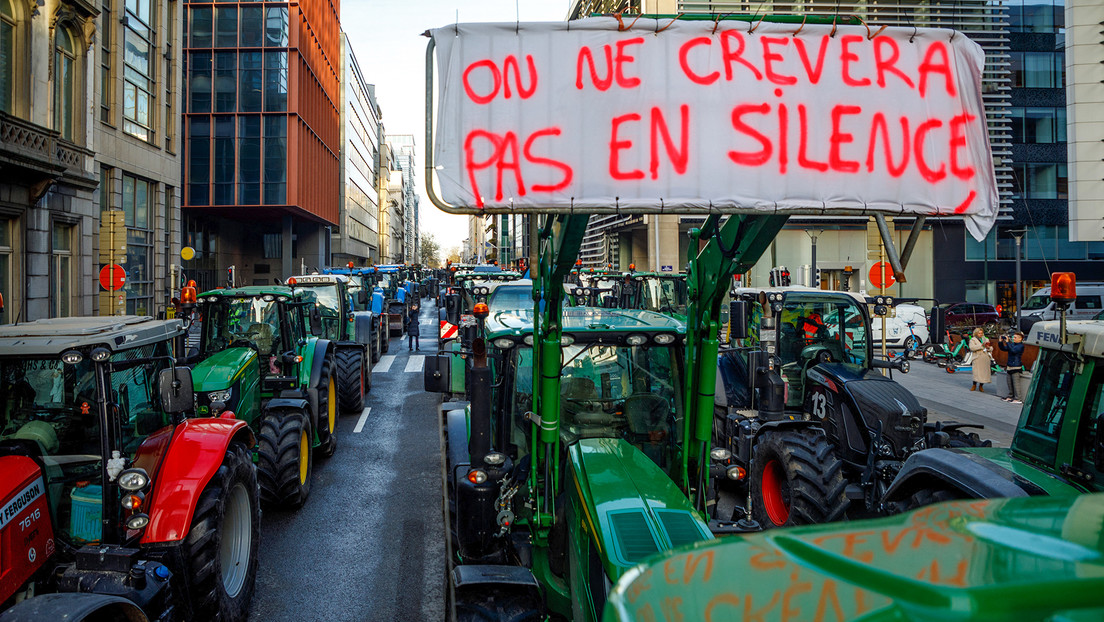 Un convoy de tractores 'asedia' Bruselas mientras la UE aprueba una ayuda adicional para Ucrania