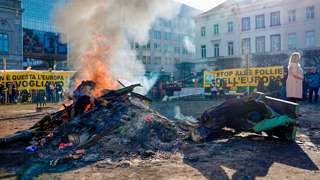 Agricultores desmantelan y prenden fuego a un monumento histórico en Bruselas durante las protestas (FOTO)