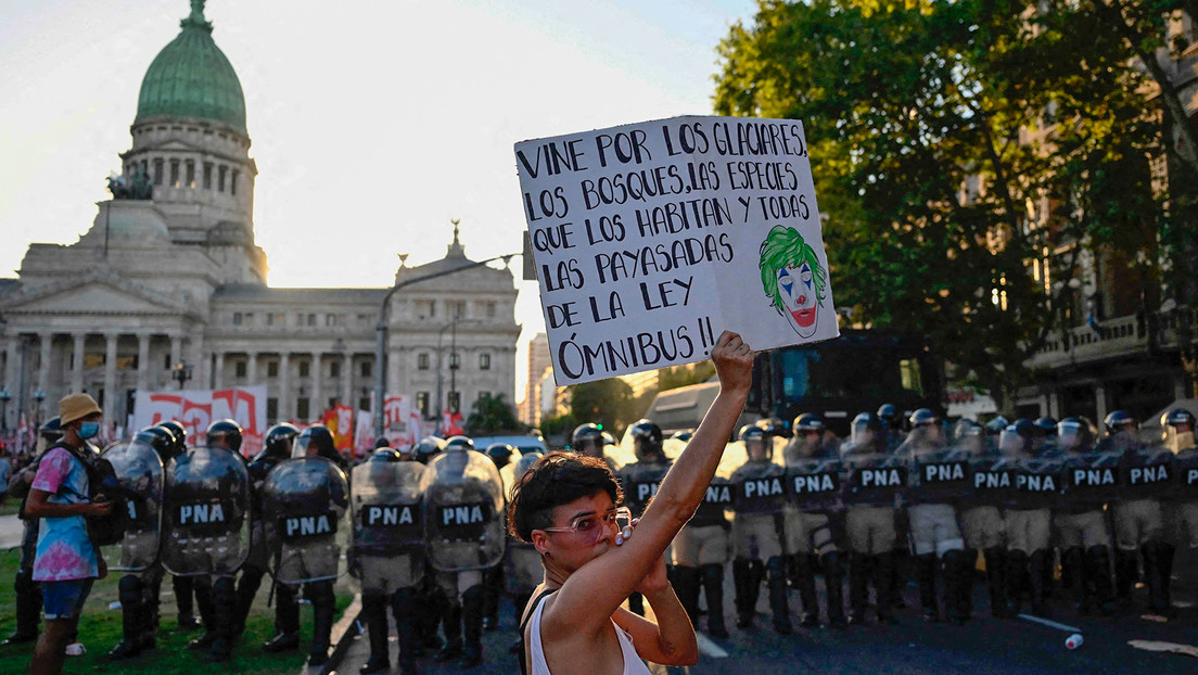 "Cobardía", "violentos", "vergüenza": llueven insultos en sesión por 'ley ómnibus' en Argentina