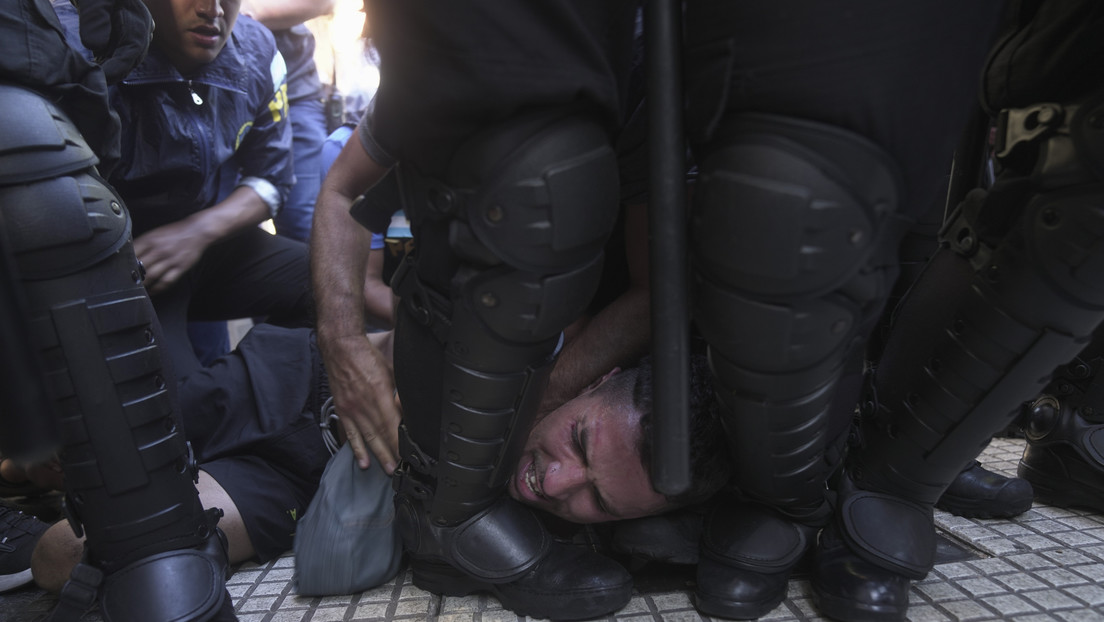 Segundo día de choques afueras del Congreso argentino por el debate de 'ley ómnibus'