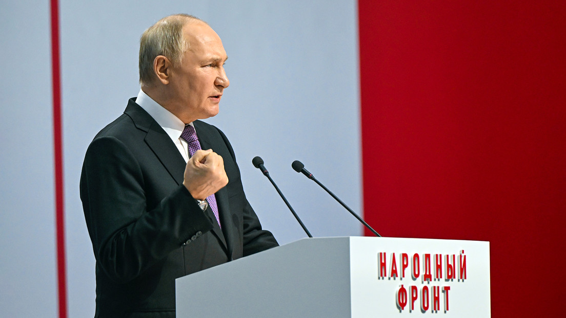 "Me gustaría mostrar un famoso gesto": Putin se burla de los pronósticos de Occidente (VIDEO)