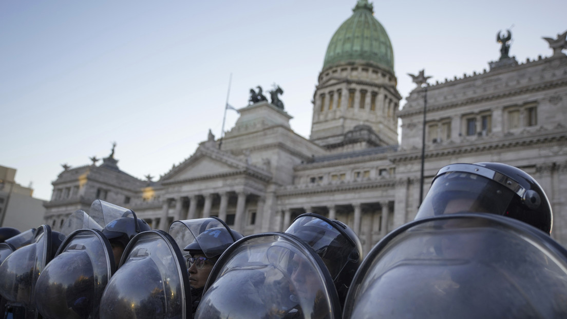 VIDEOS: Policía argentina reprime a un grupo de jubilados que protestaba contra la 'ley ómnibus'