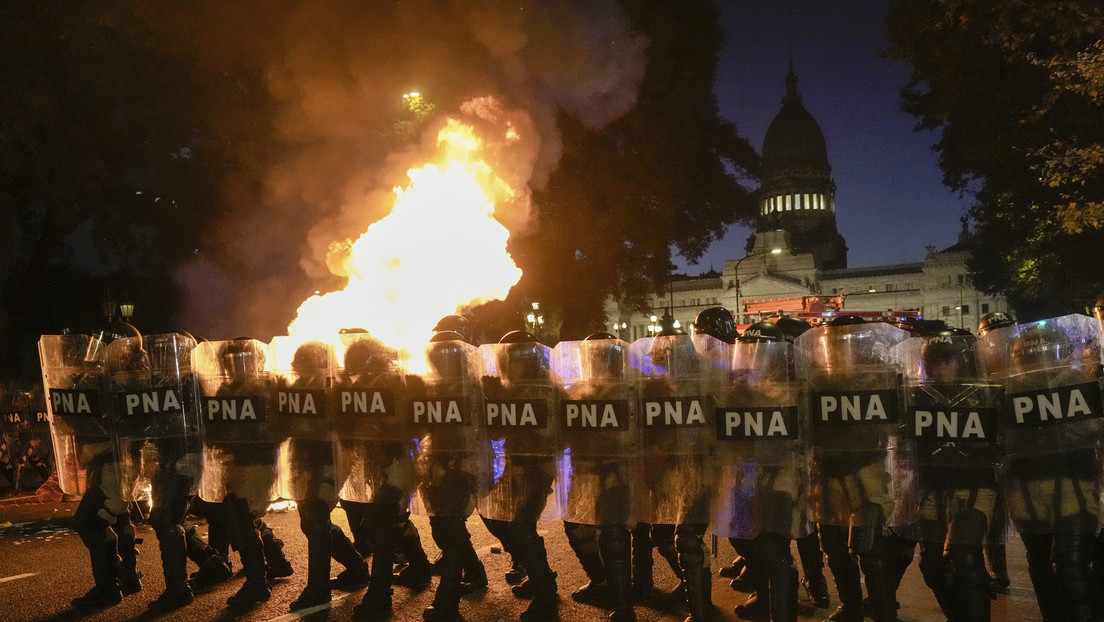 Gobierno argentino presentará una denuncia penal contra manifestantes que quemaron bienes públicos