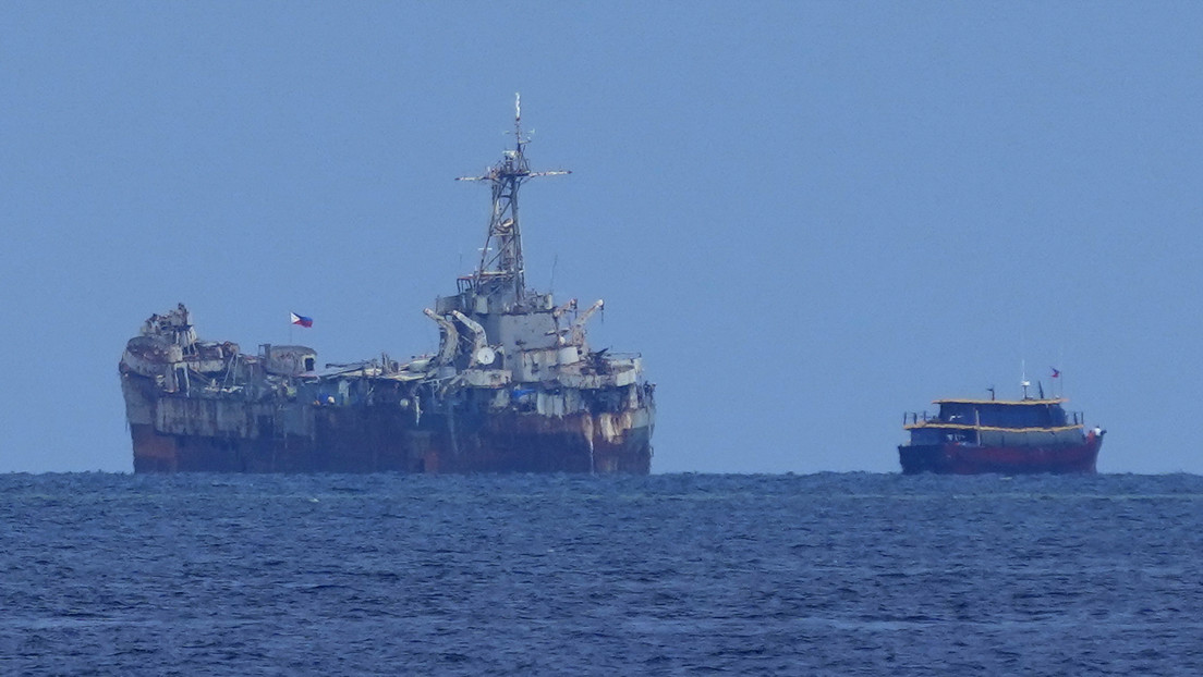 Pekín denuncia que un buque filipino atracó "ilegalmente" en un disputado atolón en el mar de la China Meridional