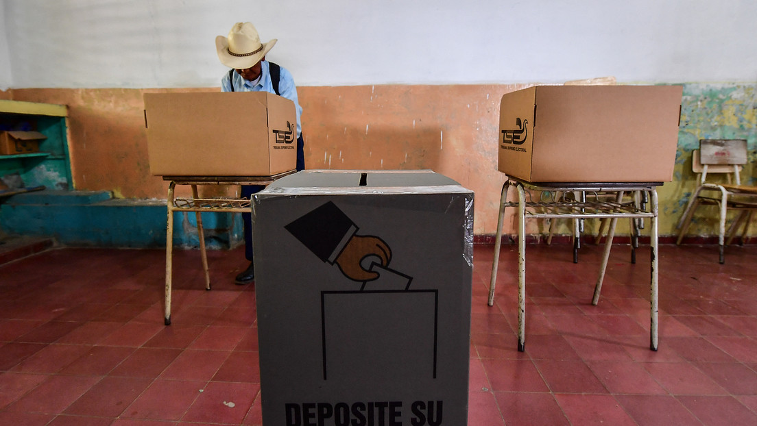 Cierran los colegios electorales en los comicios presidenciales de El Salvador