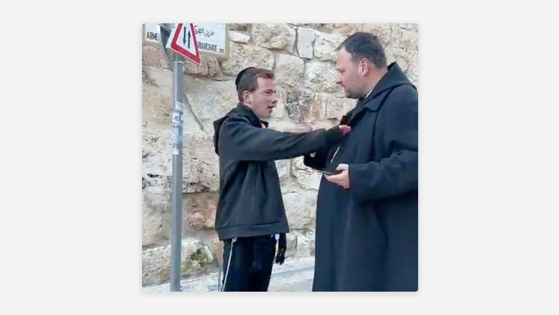 Detienen a dos judíos israelíes extremistas por escupir e insultar a un abad cristiano en Jerusalén (Video)