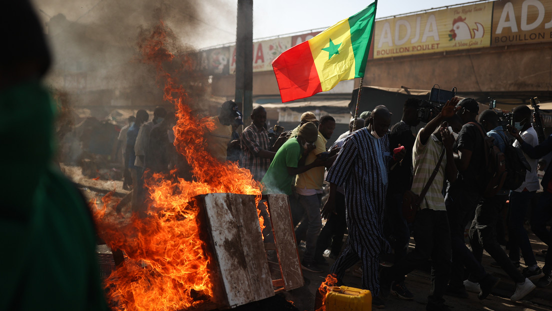 VIDEO: Estallan masivas protestas y choques con la Policía por el retraso de las presidenciales en Senegal