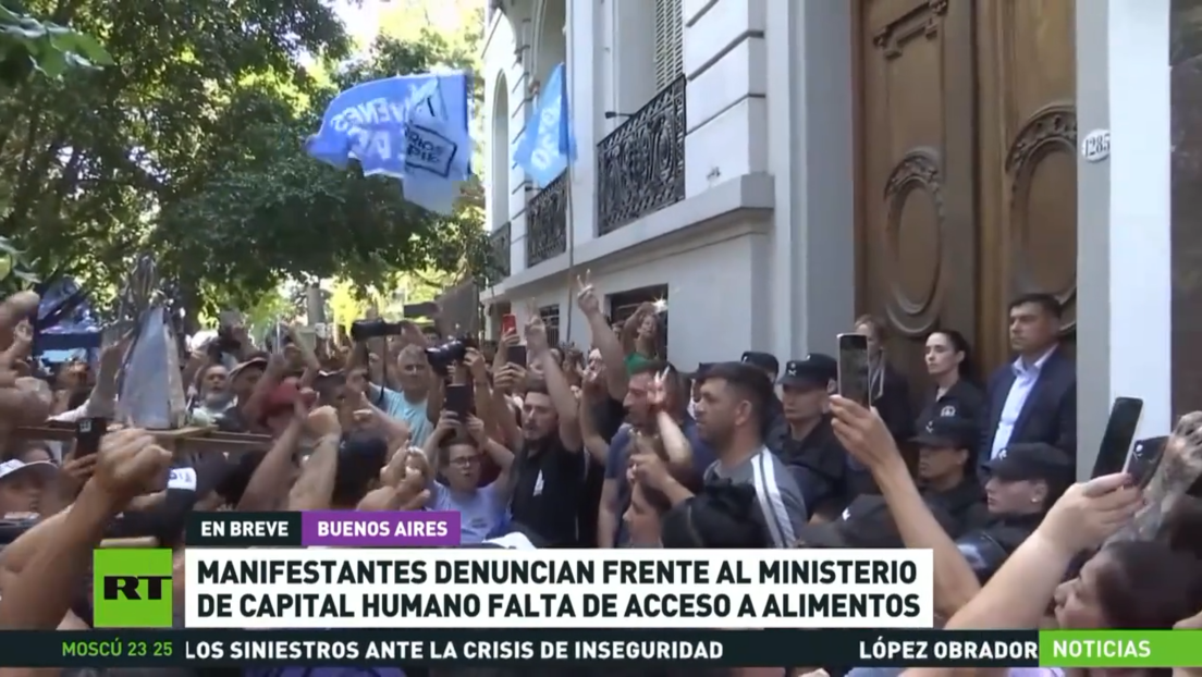 Manifestantes denuncian frente al Ministerio de Capital Humano de Argentina falta de acceso a alimentos