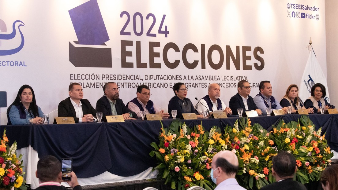 El Tribunal electoral de El Salvador hará el recuento de forma manual tras fallas en el sistema