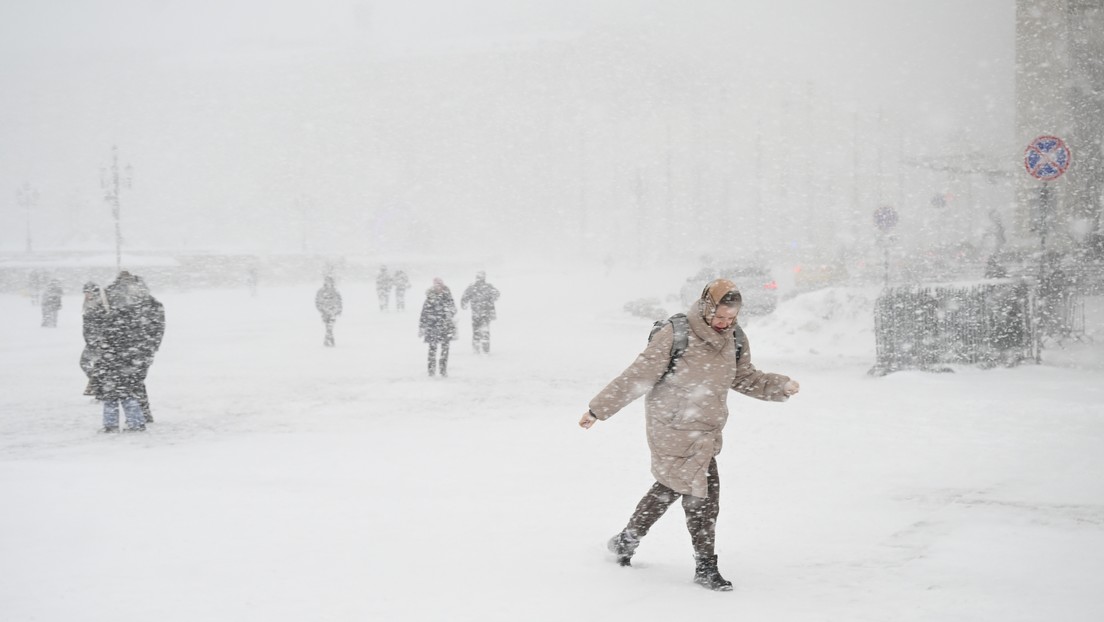 VIDEO: Un potente ciclón de nieve azota Moscú