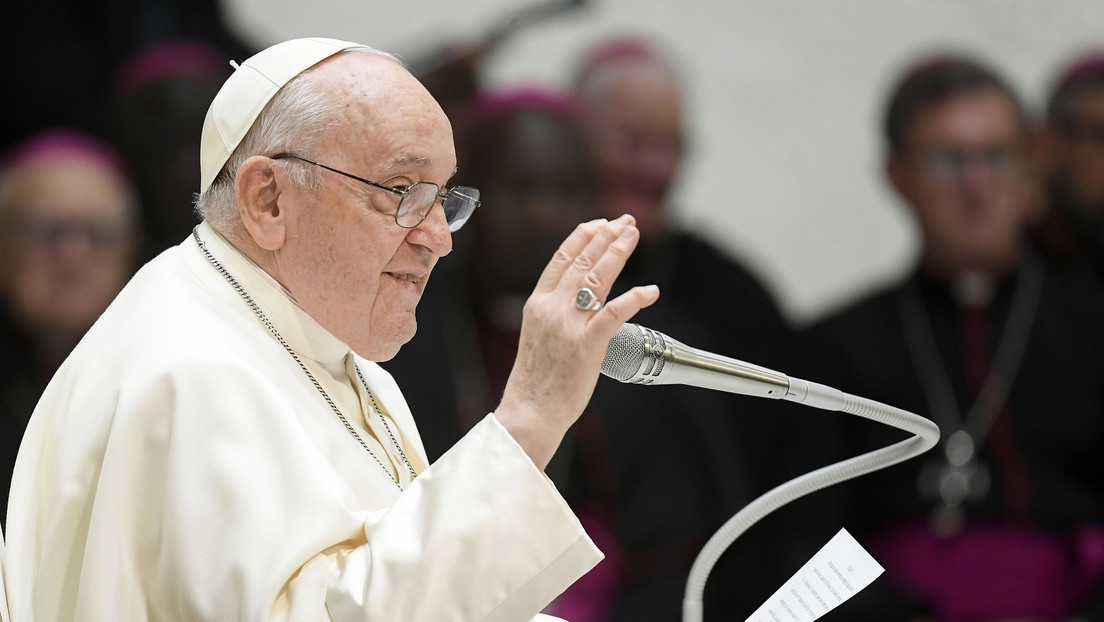 Papa Francisco: "Se escandalizan si bendigo a un homosexual, pero no si bendigo a un empresario explotador"