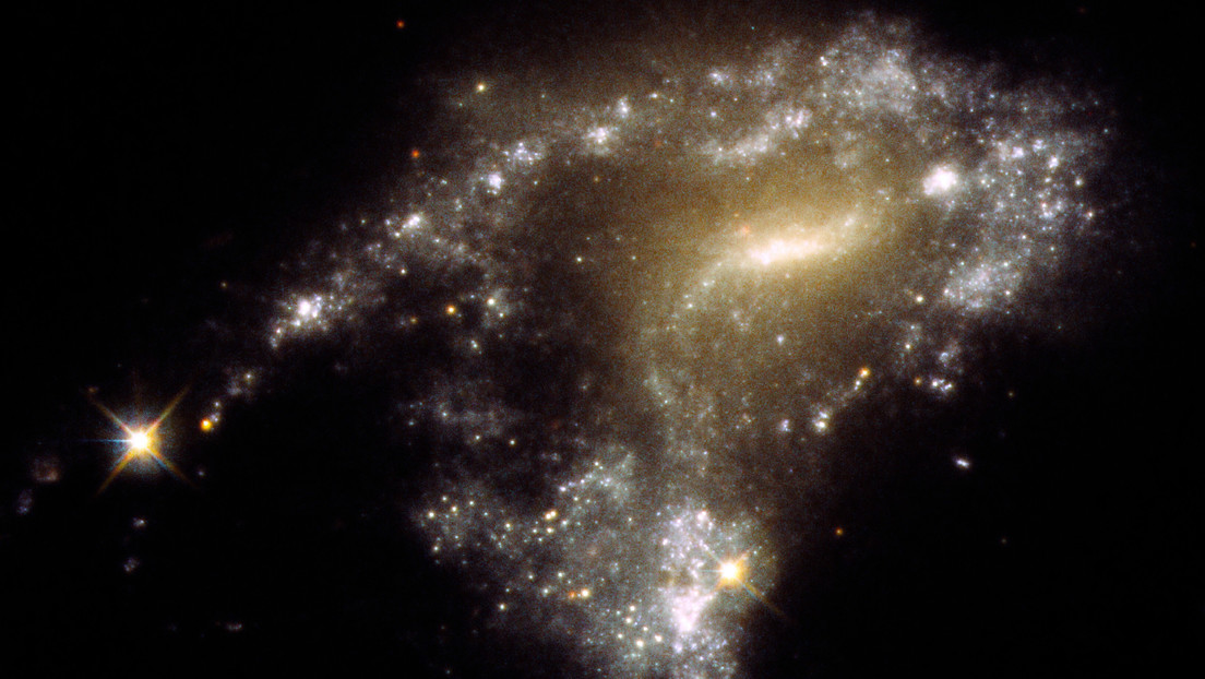 El Hubble detecta cientos de collares de perlas estelares en distantes galaxias en colisión