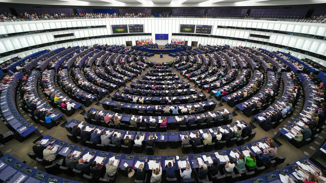Eurodiputada: "Aunque líderes europeos fingen preocuparse por la democracia, babean por contratos de armamento"