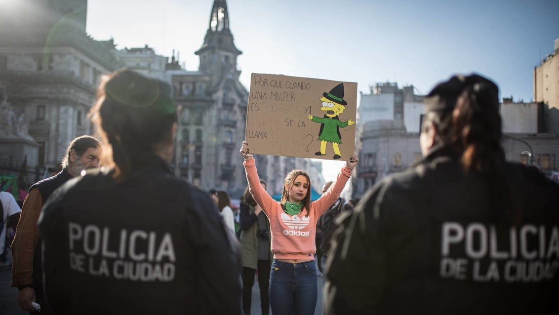 Organización de DD.HH. denuncia el proyecto del partido de Milei para derogar la ley del aborto en Argentina