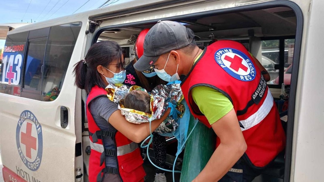 Rescatan "milagrosamente" a dos niños casi 60 horas después de un corrimiento de tierras en Filipinas