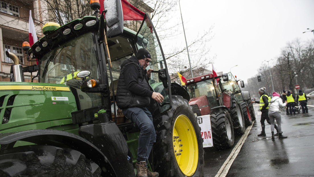Agricultores polacos arrojan granos de camiones ucranianos en un puesto fronterizo (VIDEO)