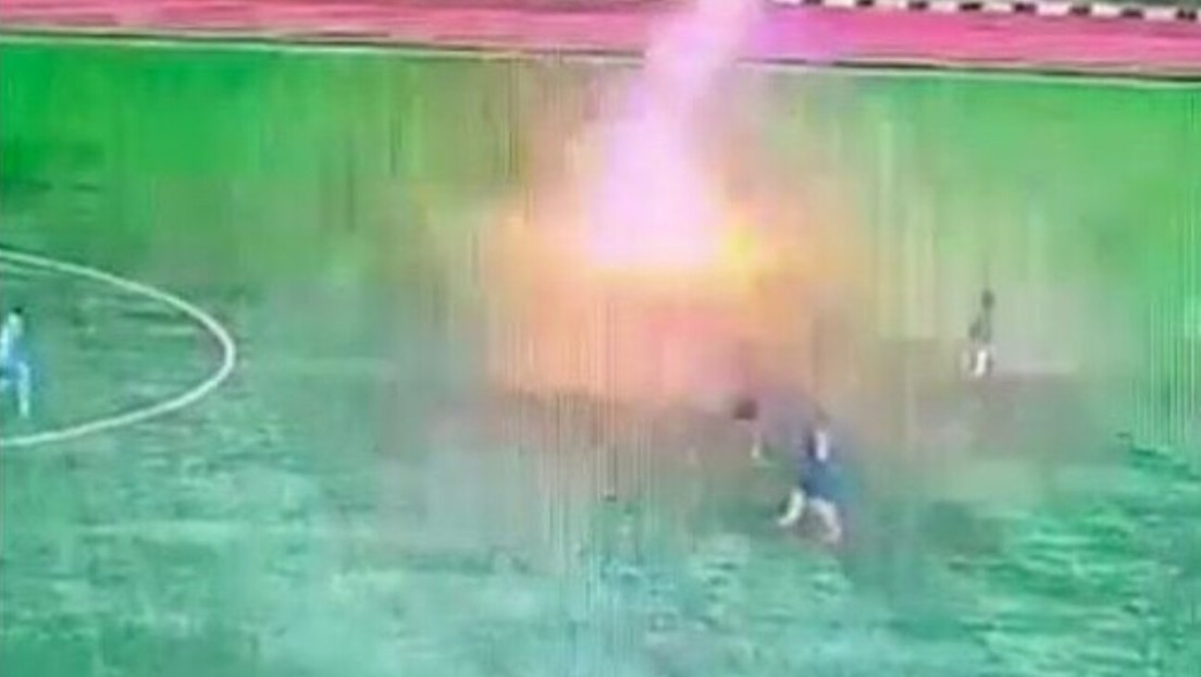 Futbolista muere en pleno partido tras ser alcanzado por un rayo en Indonesia (VIDEO)