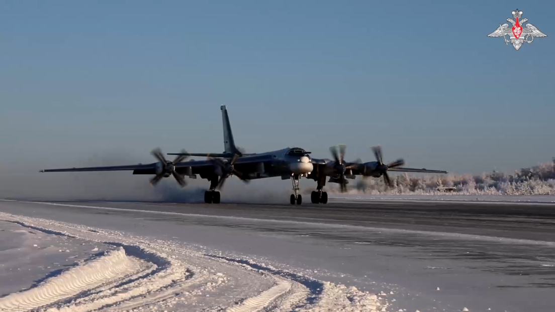 VIDEO: Dos bombarderos estratégicos rusos Tu-95MS patrullan mares en el norte del país