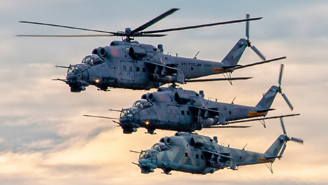 Helicópteros de ataque Mi-24 de la Flota del Báltico de Rusia realizan ejercicios en Kaliningrado