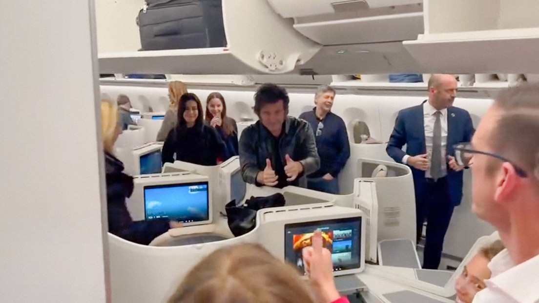 Milei regresa de su gira en un vuelo comercial y saluda a los pasajeros fila por fila (VIDEO)