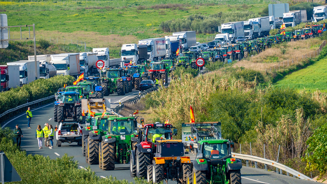 Bloqueos con tractores y tensiones en el noveno día de protestas agrícolas en España