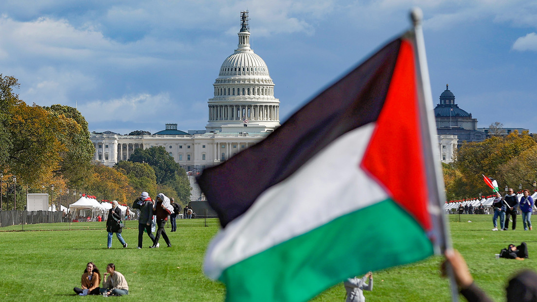 Biden aplaza por 18 meses la expulsión de "algunos palestinos" de EE.UU.