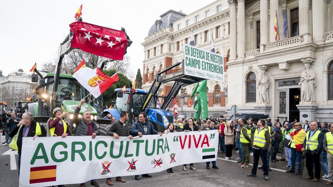Tractores y manifestantes toman el centro de Madrid para exigir medidas al ministro de Agricultura