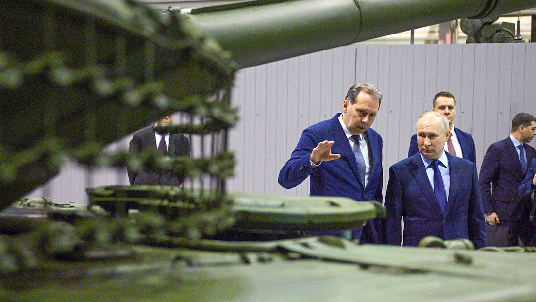 Putin visita una icónica planta de tanques en los Urales (VIDEOS)