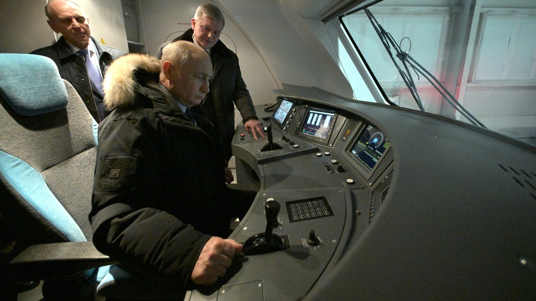 VIDEO: Putin se sube a la cabina de un tren y de un autobús eléctricos de fabricación rusa